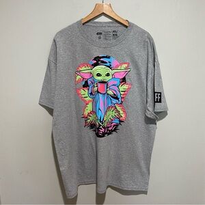 NWT Star Wars‎ Gray T-Shirt with Vibrant Graphic of Baby Yoda Size XL